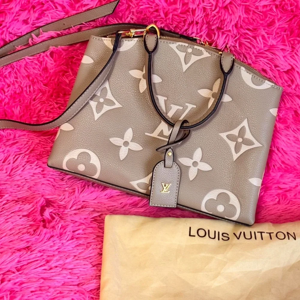 Louis Vuitton Gray Monogram Shoulder Bag - Picture 2 of 11